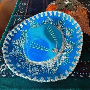 Gorgeous child’s sombrero.